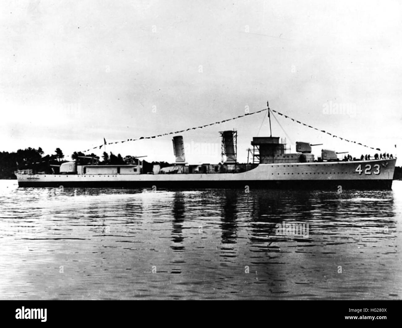 USS Gleaves (DD-423) de l'eau immédiatement après le lancement, l'arrêt du chantier naval Bath Iron Works, Bath, Maine, le 6 décembre 1939. L'équipage du navire cinq 5/38 armes à feu ont déjà été installé, mais ses tubes lance-torpilles n'ont pas. Remarque échafaudages dans l'entonnoir de l'avant et généralement incomplètes superstructure. Photographie de la Marine américaine officielle, provenant des collections du Naval Historical Center. USS Gleaves (DD-423) de l'eau immédiatement après le lancement en 1939 Banque D'Images