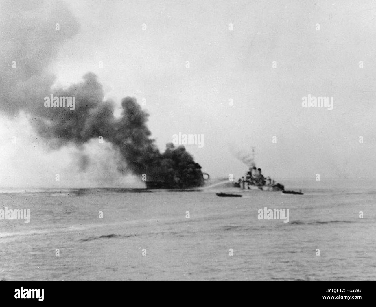 (APD-16) La combustion dans la baie d'Ormoc, Leyte, Philippines, après qu'elle a été touché par un kamikaze le 7 décembre 1944. USS O'Brien (DD-725) est aux côtés de la lutte contre les incendies, comme les engins de débarquement circle pour sauver les survivants. Photographié de l'USS Crosby (APD-17). Photographie de la Marine américaine officielle, aujourd'hui dans les collections des Archives nationales. USS O'Brien (DD-725) la lutte contre les incendies sur l'USS Ward (APD-16) dans la baie d'Ormoc, Décembre 1944 Banque D'Images