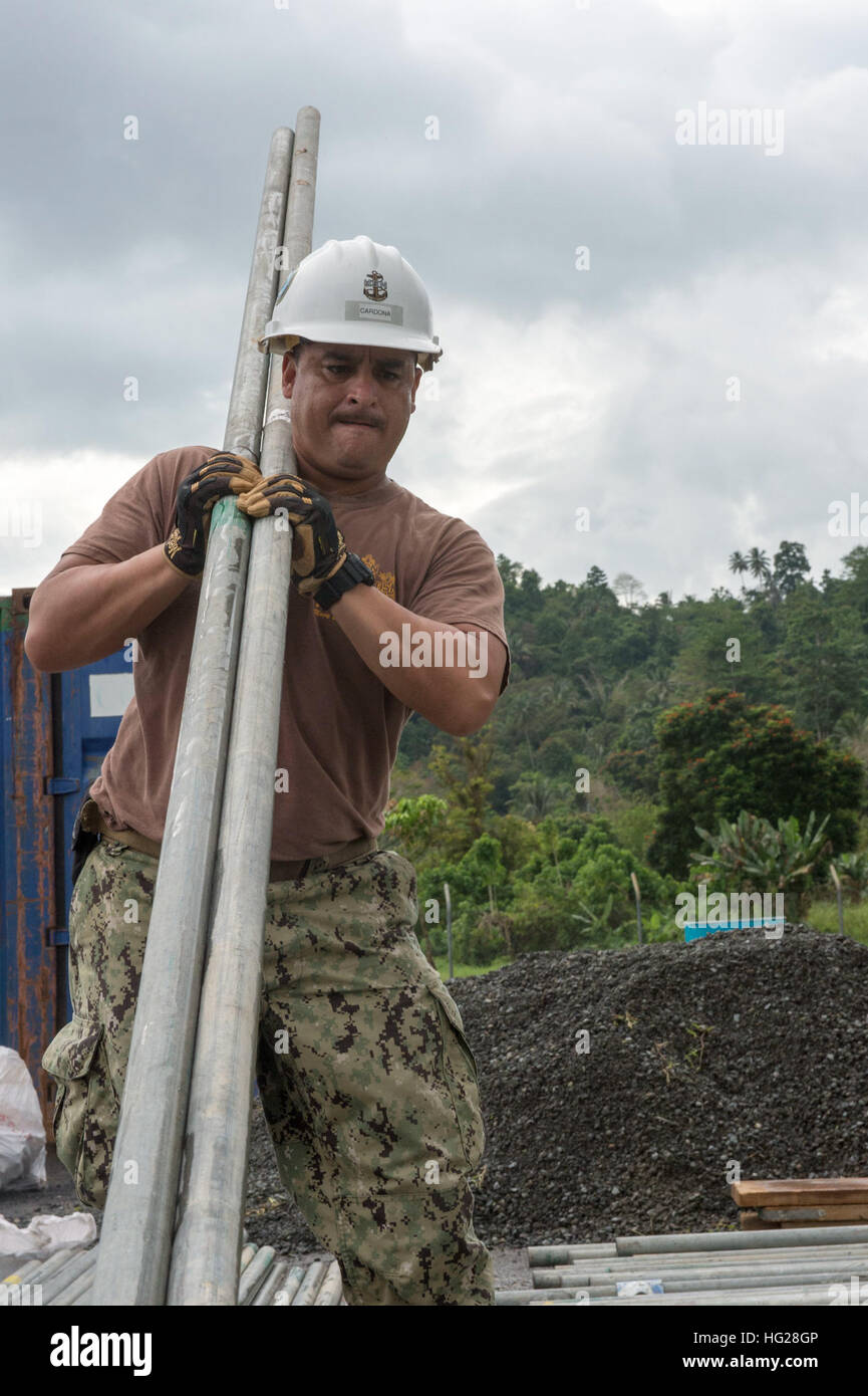 ARAWA, de la région autonome de Bougainville, en Papouasie-Nouvelle-Guinée (3 juillet 2015) La Marine américaine chef métallurgiste Anthony Cordona de Roswell, N.M., transporte des tuyaux pour échafaudages à Tupukas l'école primaire. Une équipe de U.S. Navy Seabees, U.S. Air Force RED HORSE d'ingénieurs et d'ingénieurs de l'armée régulière australienne a construit un nouveau bâtiment sur le site dans le cadre du Partenariat du Pacifique 2015. Le navire-hôpital USNS Mercy (T-AH 19) est en ce moment à la Papouasie-Nouvelle-Guinée pour sa deuxième mission port de PP15. Partenariat du Pacifique est dans sa 10ème itération et est la plus grande rencontre annuelle l'aide humanitaire multilatérale et des catastrophes Banque D'Images