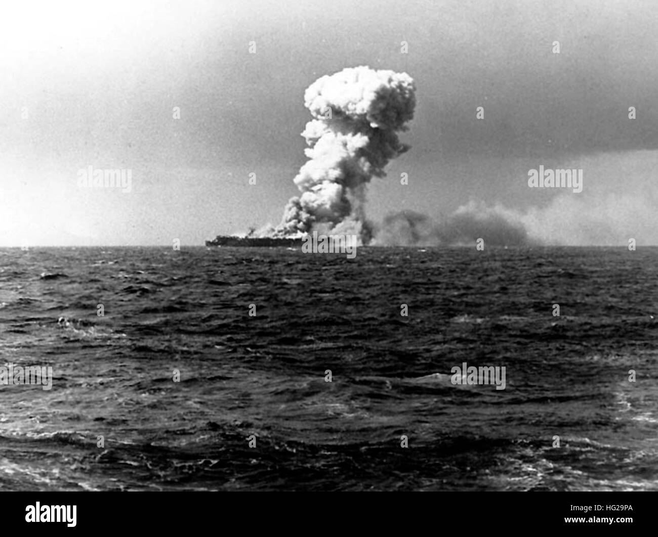 La fumée monte d'une explosion de Princeton's hangars à 1000.5 hrs. le 24 octobre 1944, peu après qu'elle a été touchée par une bombe japonaise lors de l'utilisation de au large des Philippines. Photographié d'USS South Dakota (BB-57). Photographie de la Marine américaine officielle, aujourd'hui dans les collections des Archives nationales. USS Princeton (CVL-23) 1944 10 24 1 Banque D'Images