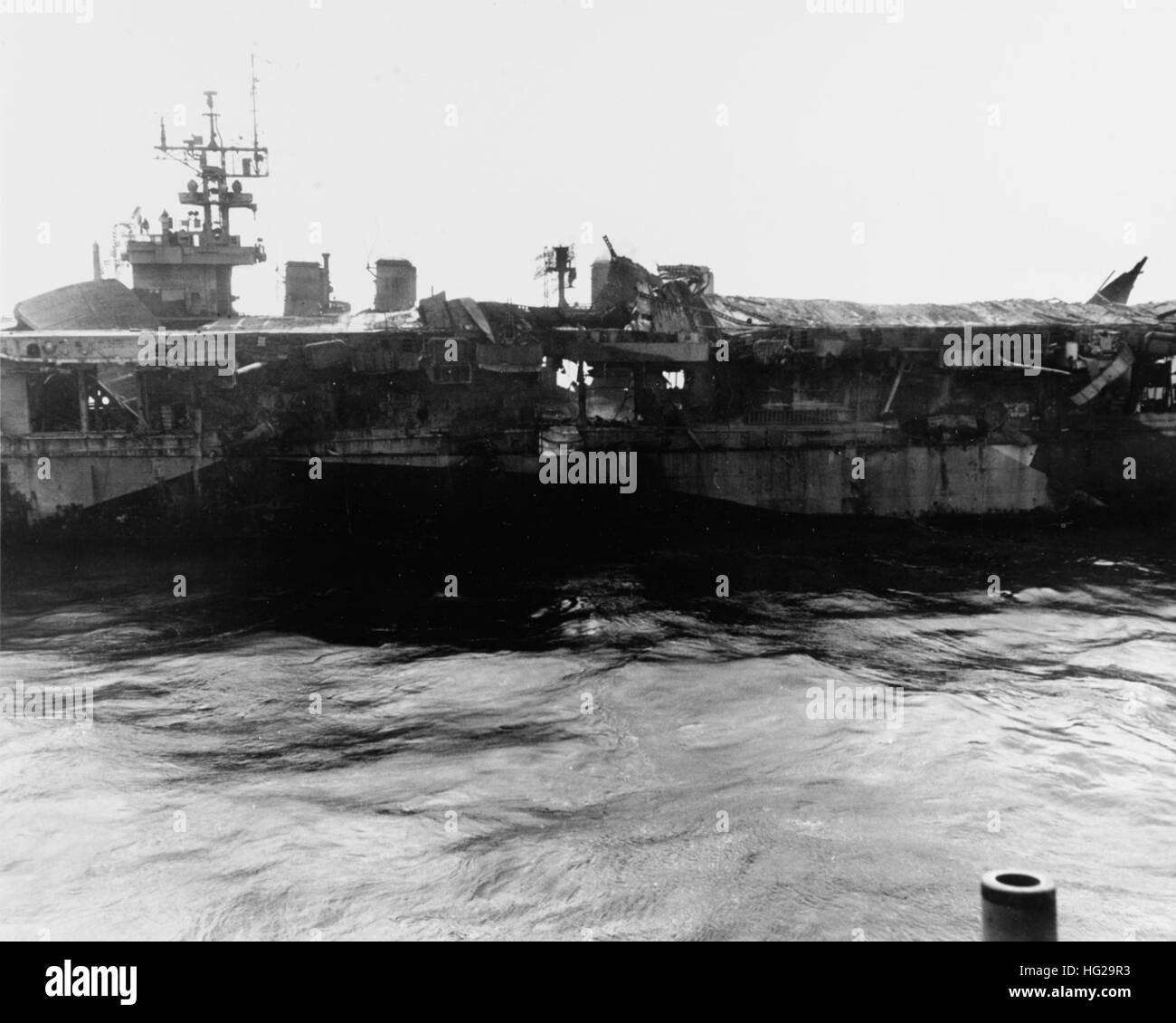 Vue de la région de Princeton port au milieu du navire, en montrant son avion s'est effondré de l'avant et de l'élévateur en éclats d'envol, les résultats d'explosions dans son pont japonais à la suite d'une bombe a frappé au large des Philippines le 24 octobre 1944. Photographié de l'USS Birmingham (CL-62), qui s'en venait aux côtés d'aider avec l'incendie. Photographie de la Marine américaine officielle, aujourd'hui dans les collections des Archives nationales. USS Princeton (CVL-23) endommagé 1 Banque D'Images