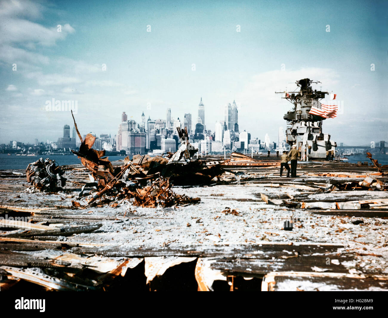 Vue sur le pont du USS Franklin (CV-13) au large de Manhattan le 28 avril 1945 Banque D'Images