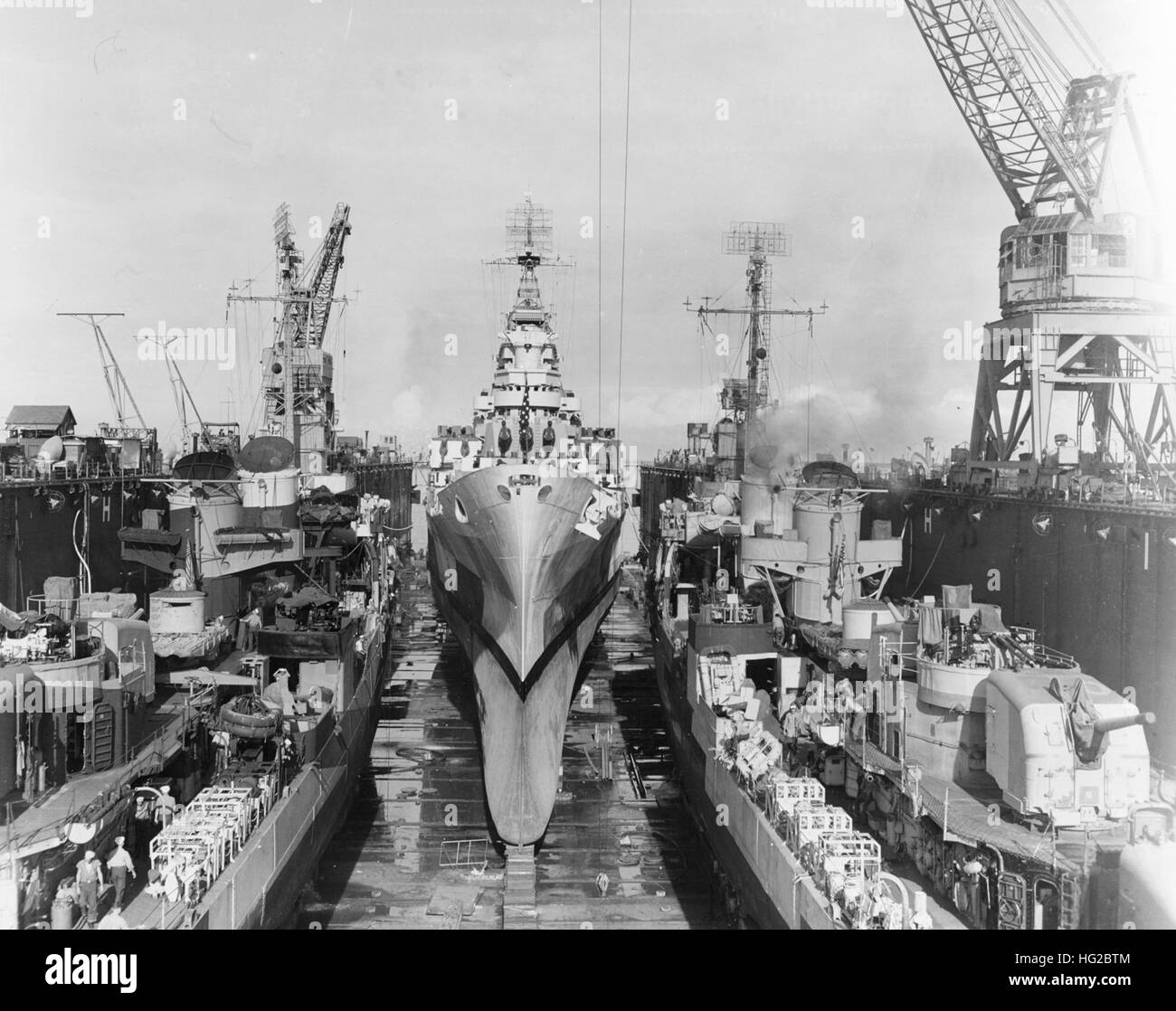 USS Claxton (DD-571), USS Canberra (CA-70) et USS Killen (DD-593) en cale sèche flottante DIFFUSEUR-2 le 2 décembre 1944 Banque D'Images