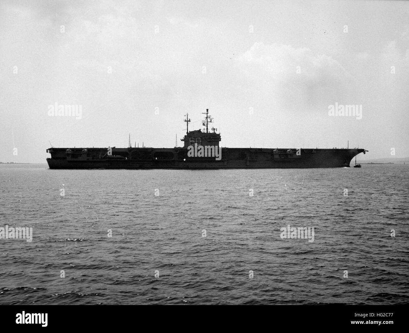 USS Saratoga (CVA-60) qui est poussé par un remorqueur c1956 Banque D'Images