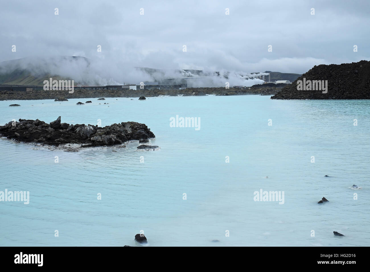 Partie de Svartsengi avec Blue Lagoon geothermal power plant au-delà, Grindavík, péninsule de Reykjanes, au sud de Reykjavik, Islande. Banque D'Images