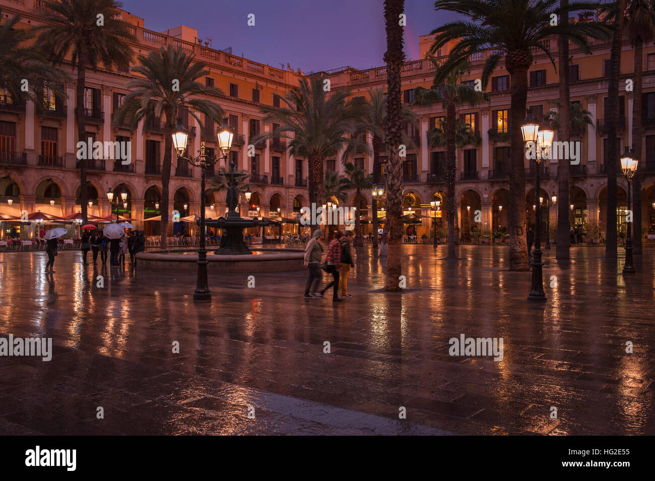 Un groupe de jeunes touristes se promener par la 'Plaza Real' à Barcelone, ​​Spain. L'endroit près de la Ramblas de Barcelone a été conçu par Francesc Daniel Banque D'Images