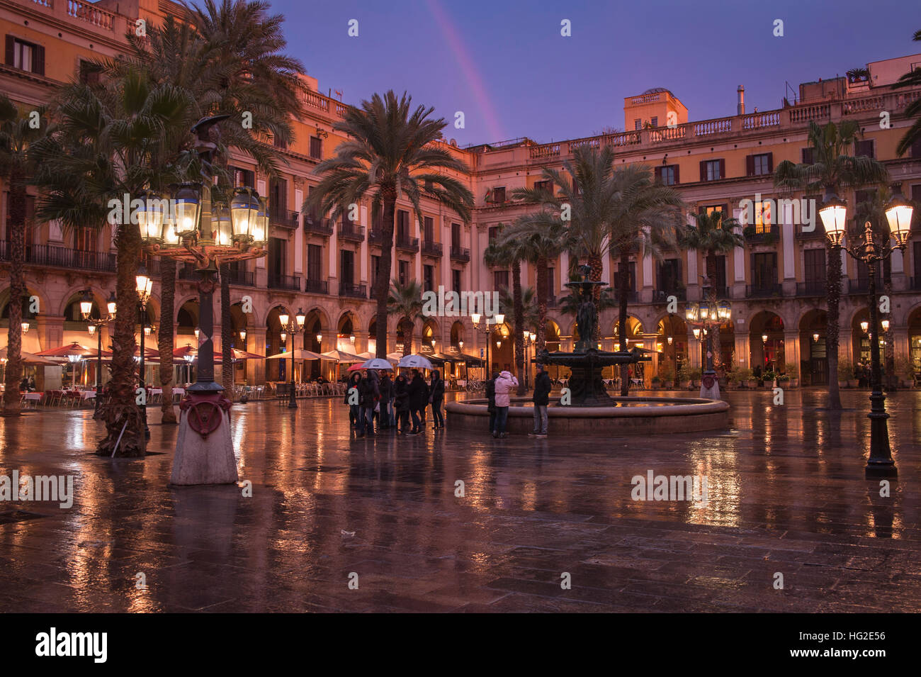 Un groupe de jeunes touristes se promener par la 'Plaza Real' à Barcelone, ​​Spain. L'endroit près de la Ramblas de Barcelone Banque D'Images