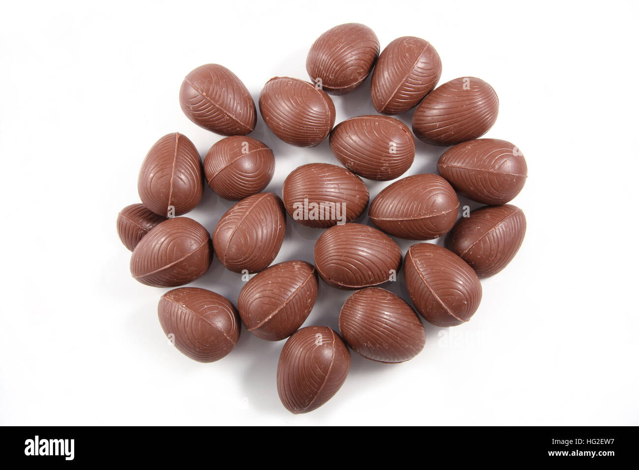 Groupe d'oeufs de Pâques au chocolat sur un fond blanc. Banque D'Images