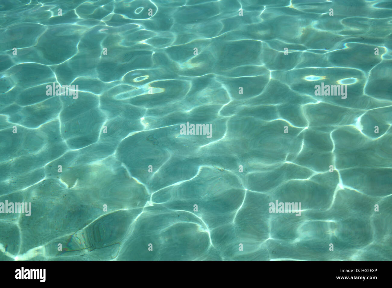 L'eau bleu turquoise tropical avec la lumière réfléchie sur le sable au fond de l'océan, des Caraïbes. Banque D'Images