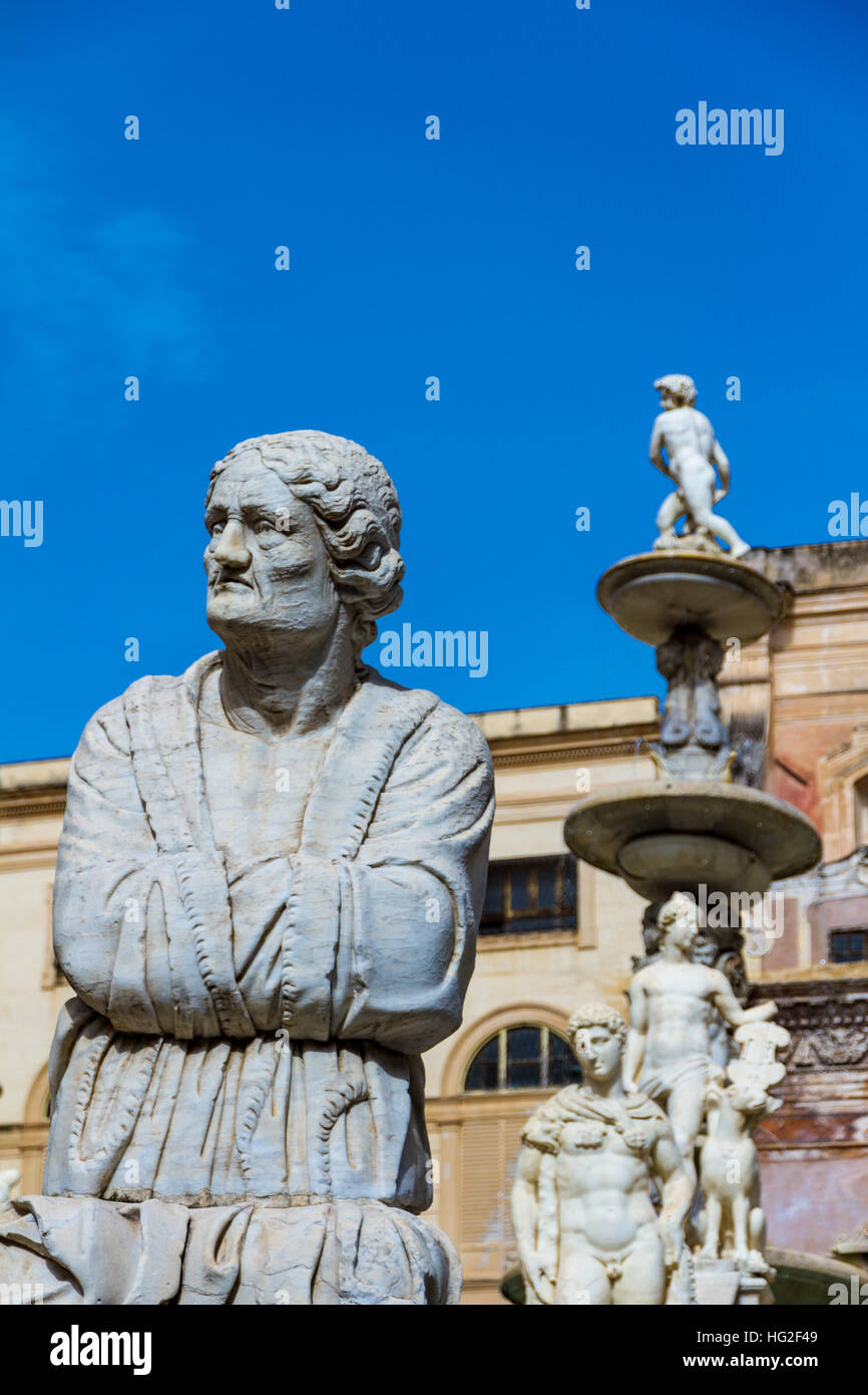 La fontaine prétorienne (Italien : Fontana Pretoria) est une fontaine monumentale de Palerme, Sicile Banque D'Images