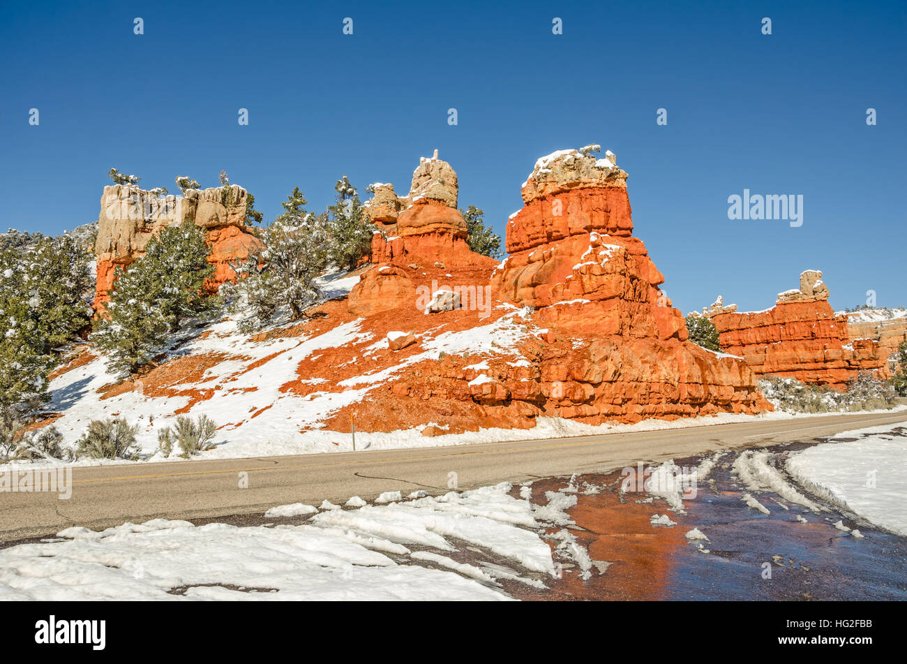 Rock formations marque l'entrée ouest de Red Canyon sur Scenic Byway 12 dans l'Utah. Banque D'Images