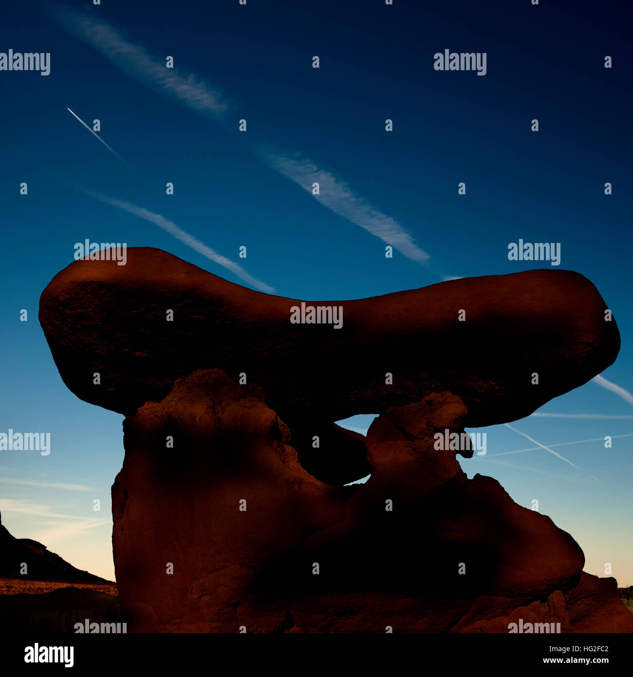 Goblin Valley State Park.un gobelin en forme de tableau découpé sur un ciel de nuit en début de soirée. Banque D'Images
