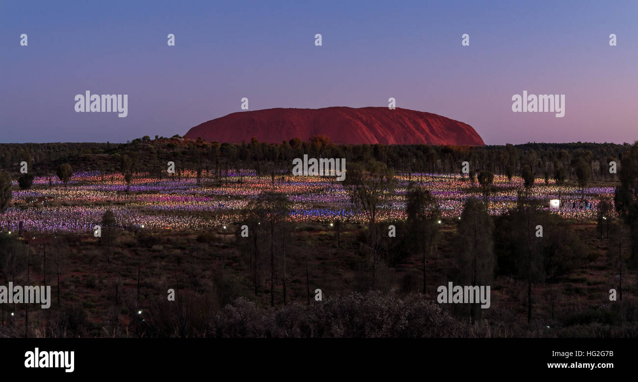 Domaine de la lumière par l'artiste Bruce Monro à Ayers Rock / Uluru, l'Australie a des milliers de lumières colorées Banque D'Images