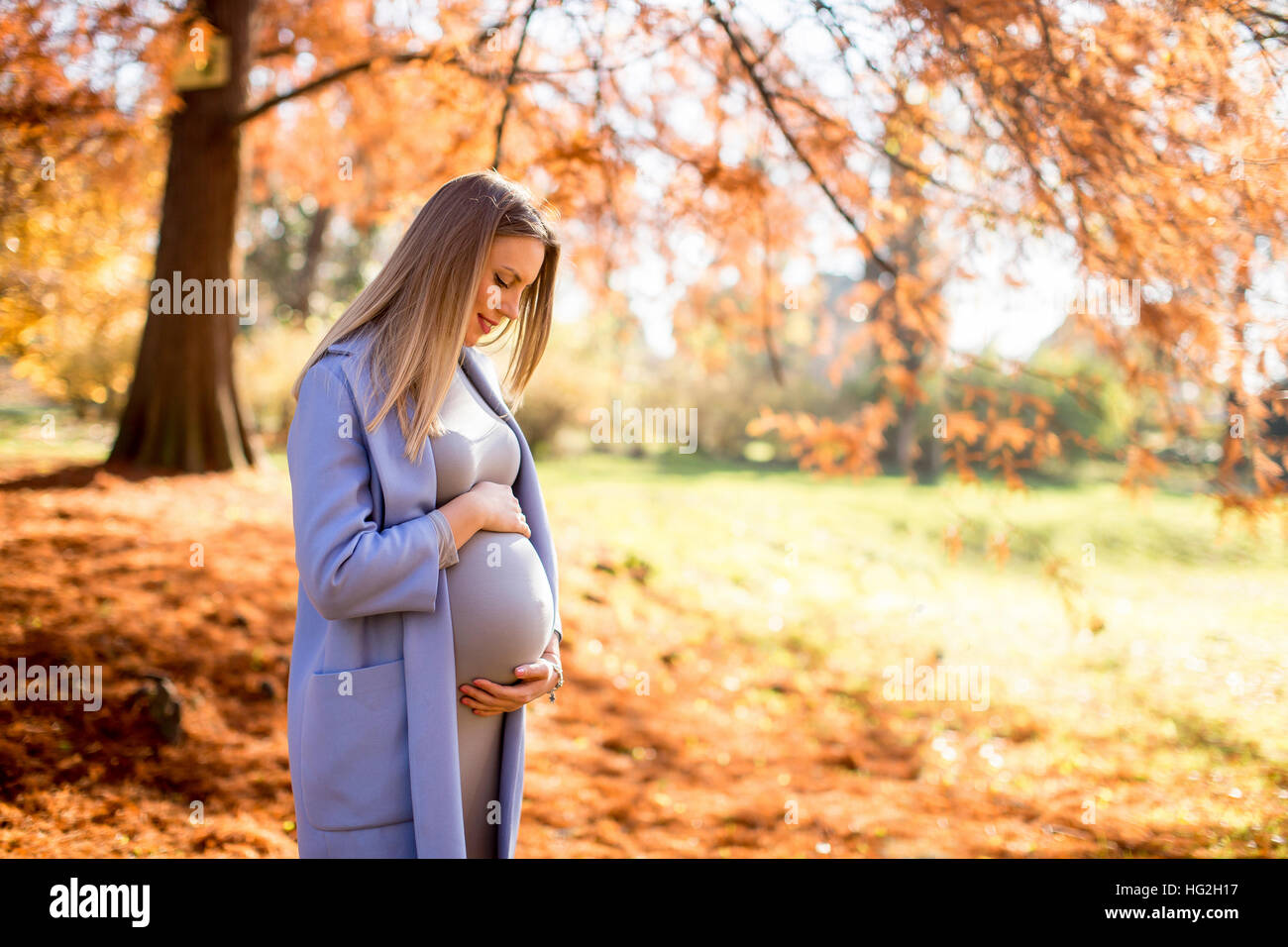 Belle femme enceinte à l'extérieur, avec plaisir attend bébé et avoir le temps de la grossesse heureuse Banque D'Images