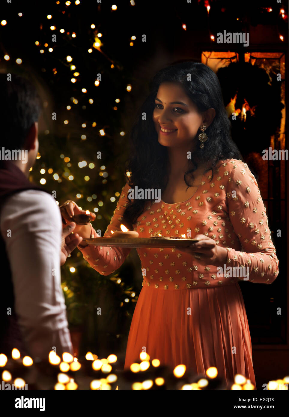 Young couple holding lampes à huile dans une assiette sur le diwali Banque D'Images