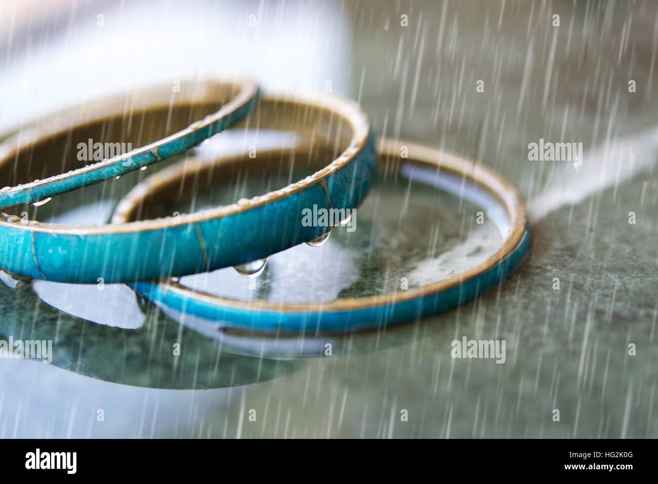 Close up de bangles dans la pluie Banque D'Images