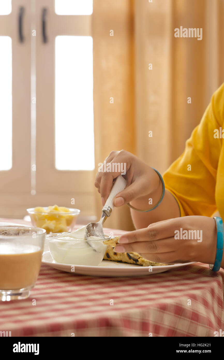 Woman Eating Breakfast Banque D'Images