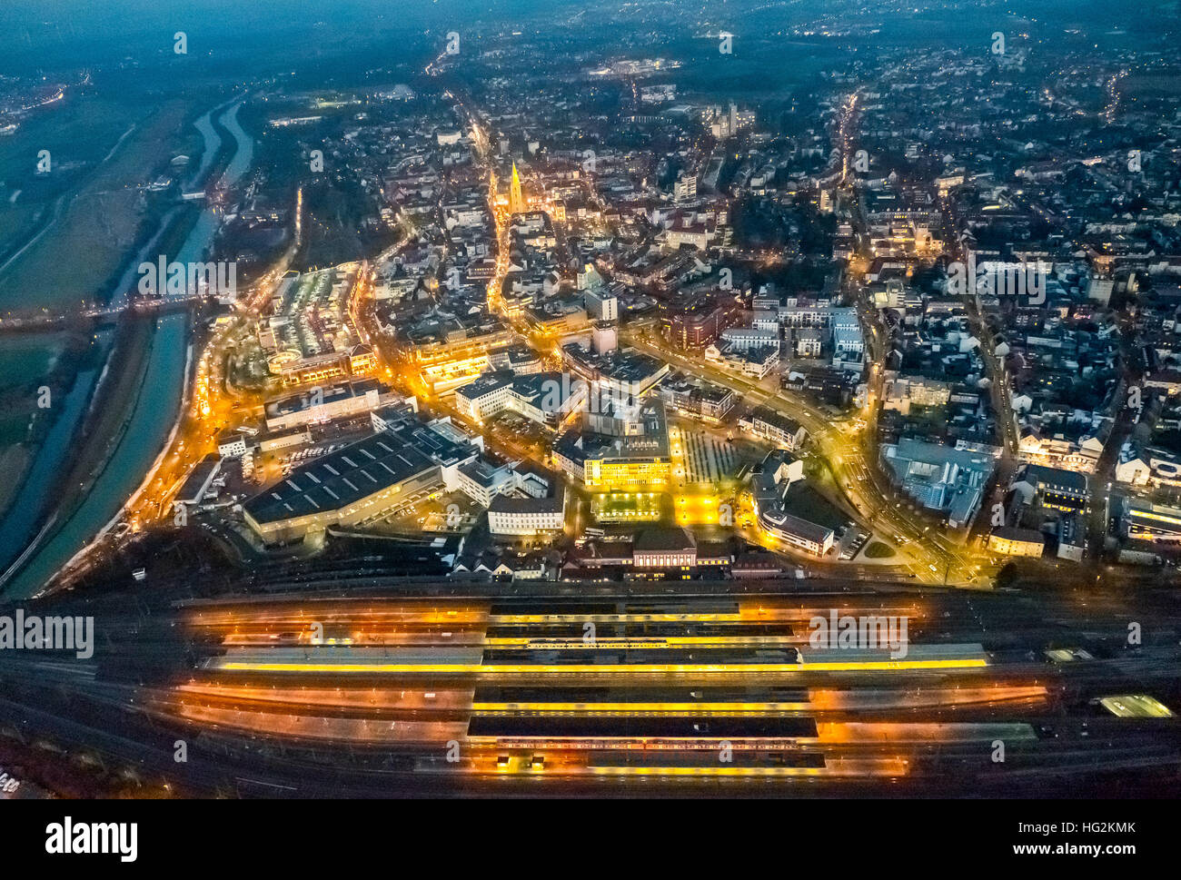 Vue aérienne, Instantané de nuit sommaire de Hamm avec le train et les voies, Hamm, veilleuse, Ruhr aeria, Rhénanie du Nord-Westphalie, Allemagne Banque D'Images