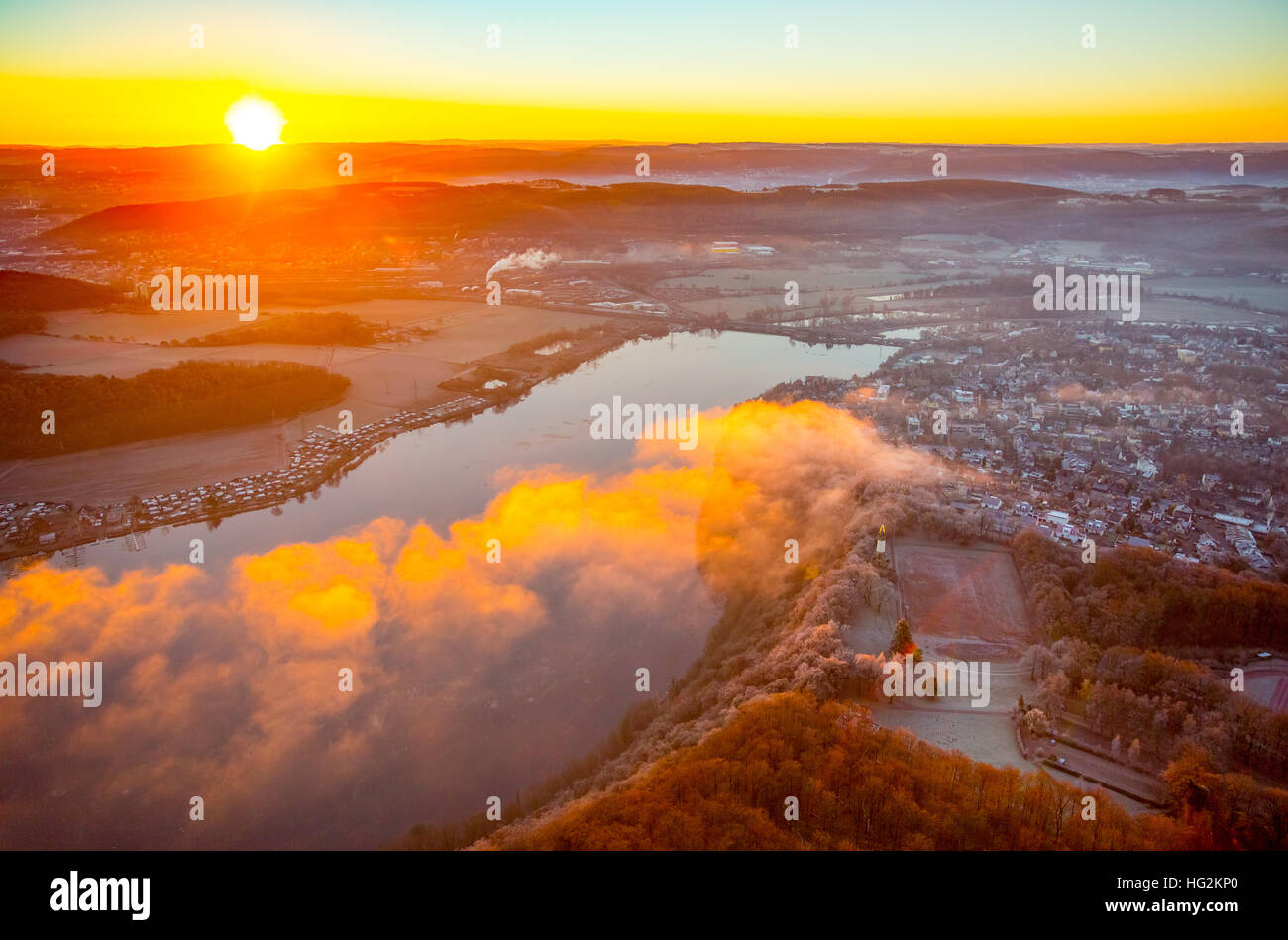 Vue aérienne, le lever du soleil sur la ville de Harkortsee sur la frontière entre l'Wetter et Herdecke, Harkortturm et Cuno Kraftwerk Banque D'Images