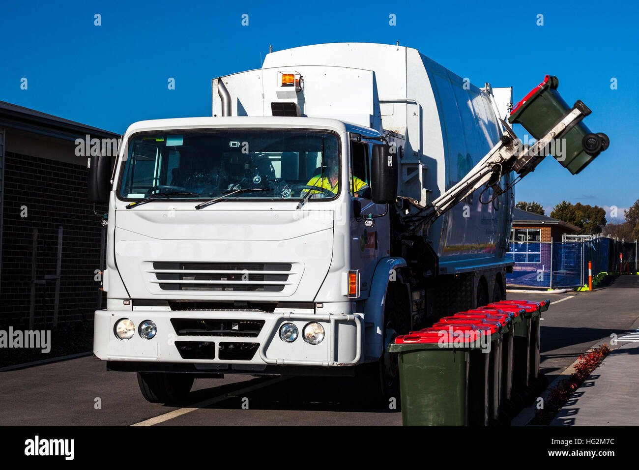 Chargement de camion à ordures détritus pour la pointe Banque D'Images