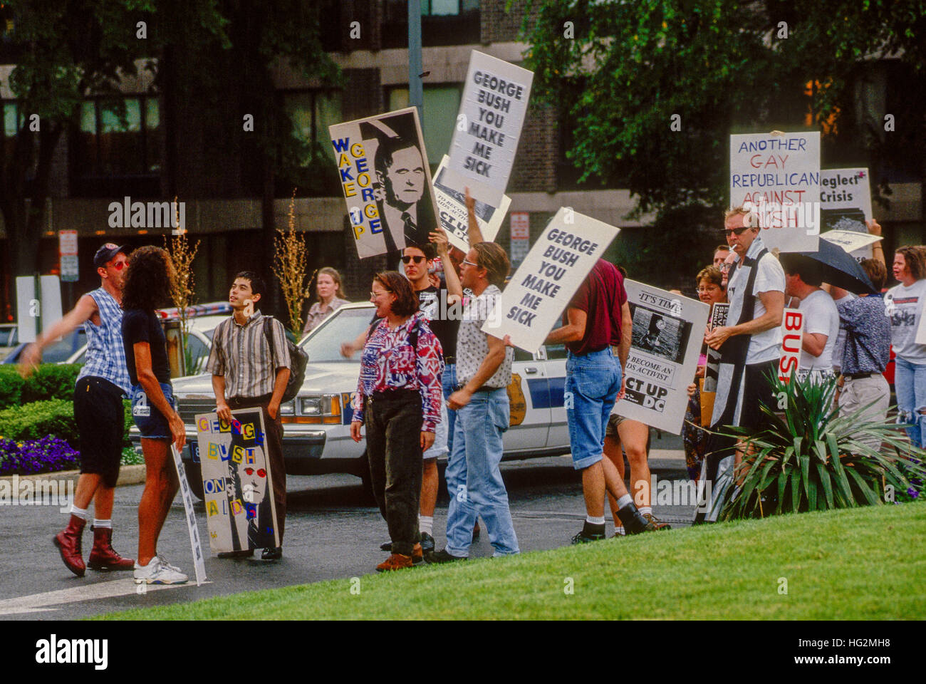 Washington, DC, USA., 1992 manifestants du groupe 'ACT UP" lblpck l'entrée de l'hôtel Omni Shoreham dans un effort pour empêcher les gens de pénétrer dans l'immeuble pour un discours prononcé par le président George H. W. Crédit : Mark Reinstein Bush Banque D'Images