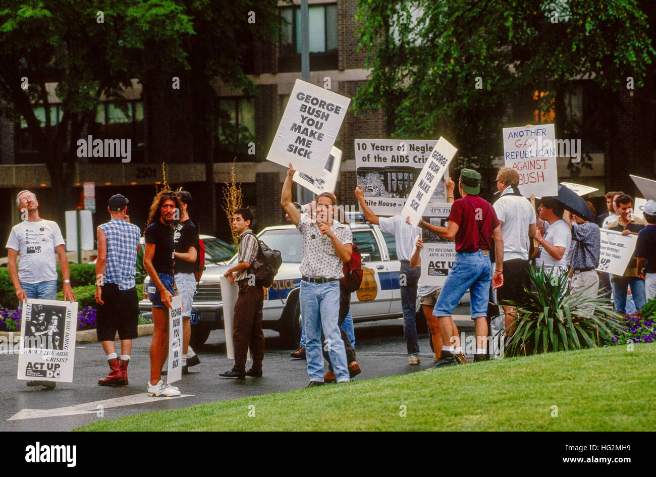Washington, DC, USA., 1992 manifestants du groupe 'acte jusqu' l'entrée de l'hôtel Omni Shoreham dans un effort pour empêcher les gens de pénétrer dans l'immeuble pour un discours prononcé par le président George H. W. Crédit : Mark Reinstein Bush Banque D'Images