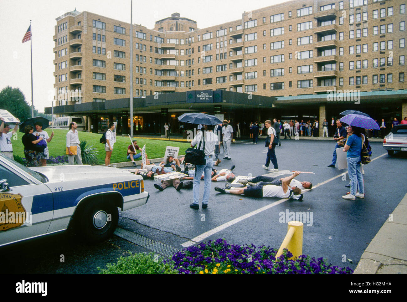 Washington, DC, USA., 1992 manifestants du groupe 'acte jusqu' à l'entrée de l'hôtel Omni Shoreham dans un effort pour empêcher les gens de pénétrer dans l'immeuble pour un discours prononcé par le président George H. W. Crédit : Mark Reinstein Bush Banque D'Images