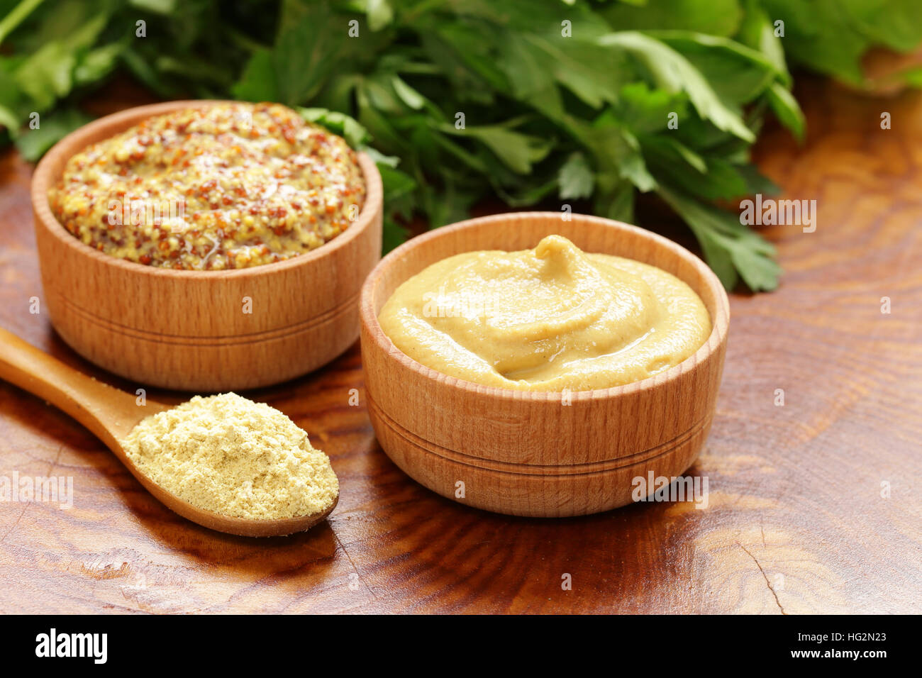 Moutarde naturelle, assaisonnement et la sauce sur une table en bois Banque D'Images