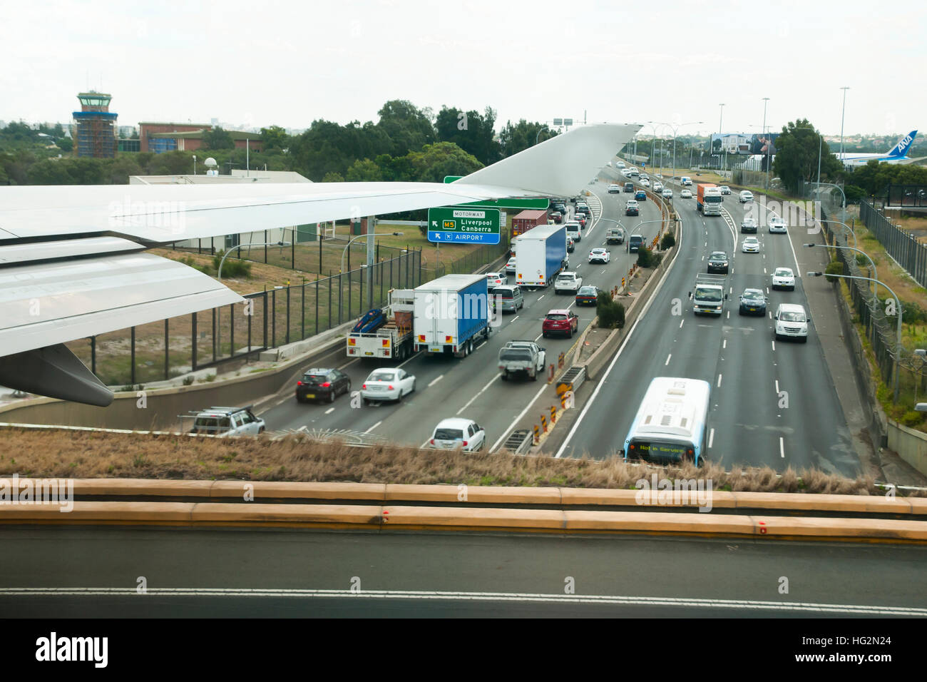 Avion de roulage sur autoroute moteur actif à l'intérieur de l'aéroport de Sydney Banque D'Images