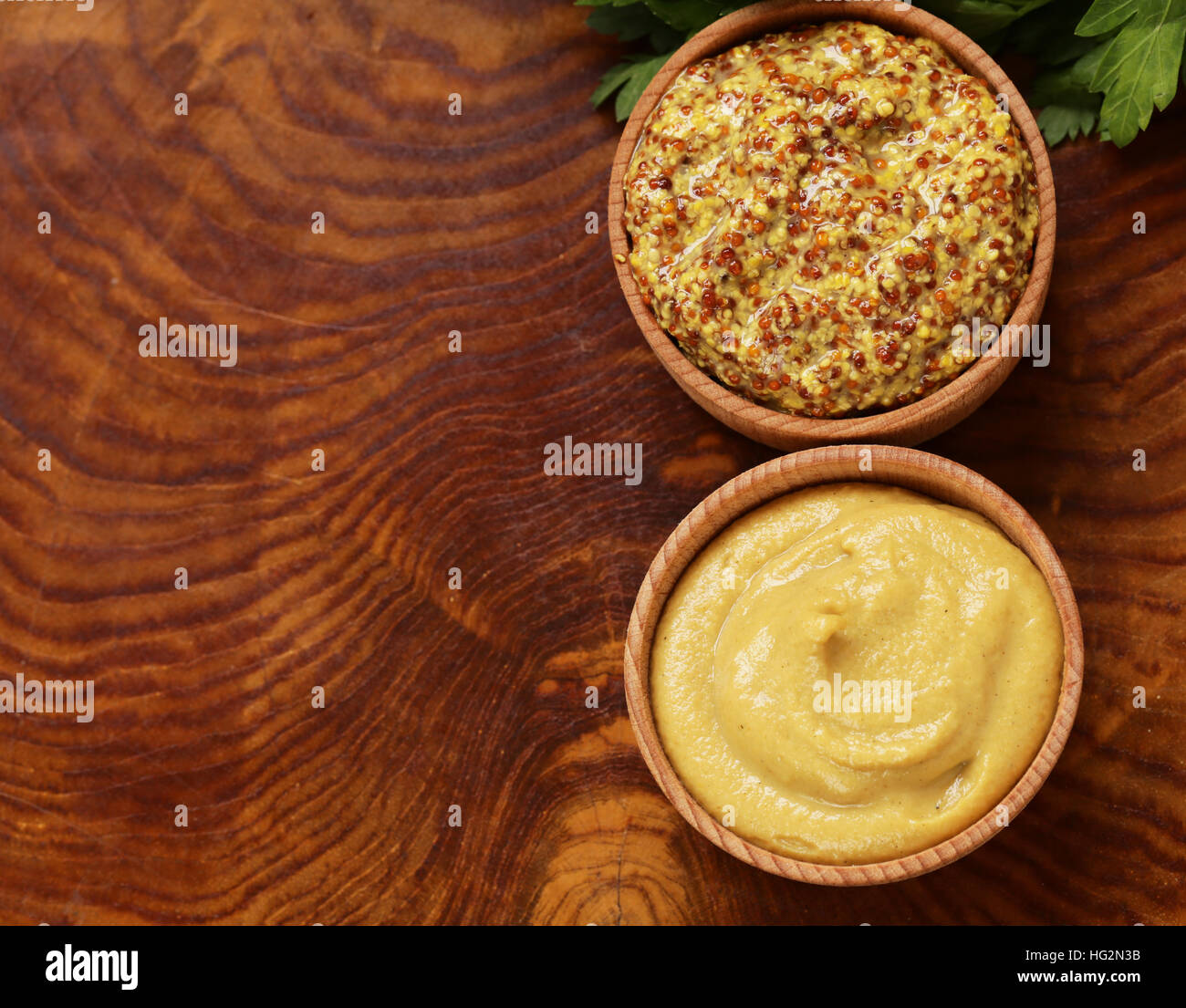 Moutarde naturelle, assaisonnement et la sauce sur une table en bois Banque D'Images