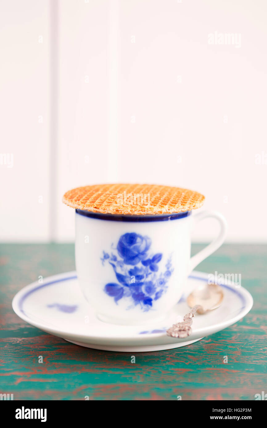 Tasse de café avec un Néerlandais stroopwafel cookie ou gaufre au caramel. Banque D'Images