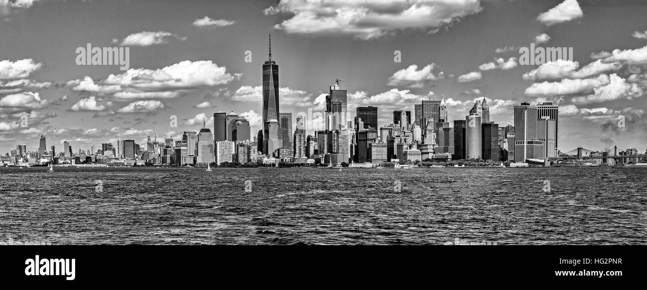 Skyline de New York Ville Manhattan en été sur jour de nuages dans le ciel Banque D'Images