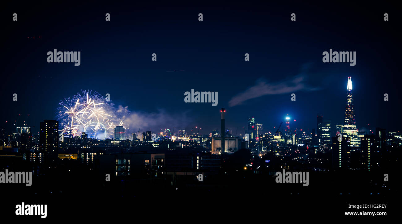 Beau feu d'artifice au-dessus de Londres. New Years Eve, vue du point de Greenwich Hill Banque D'Images
