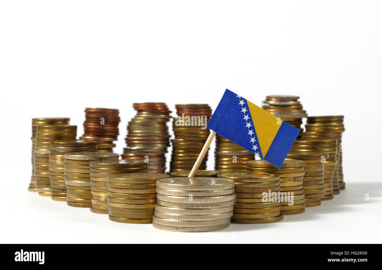 La Bosnie-Herzégovine drapeaux avec pile de pièces en argent Banque D'Images