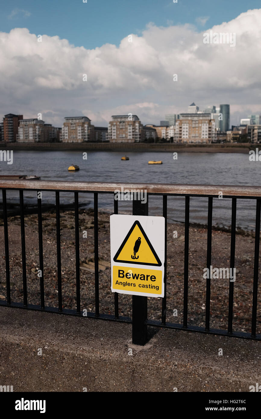 Méfiez-vous des signes de pêche sur la Tamise près de Deptford et Greenwich Banque D'Images