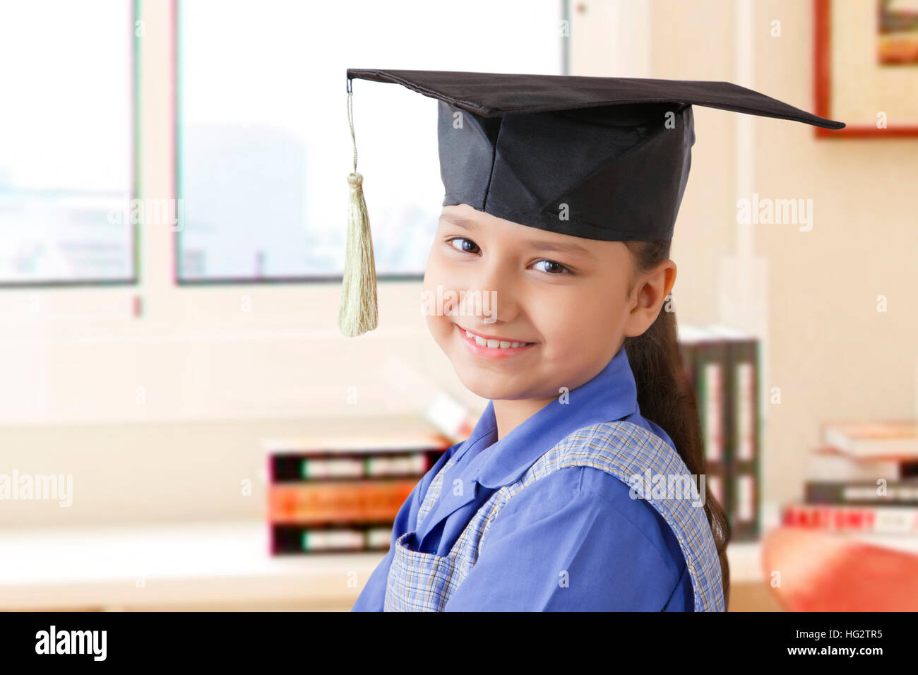 Portrait of Girl wearing graduation cap Banque D'Images
