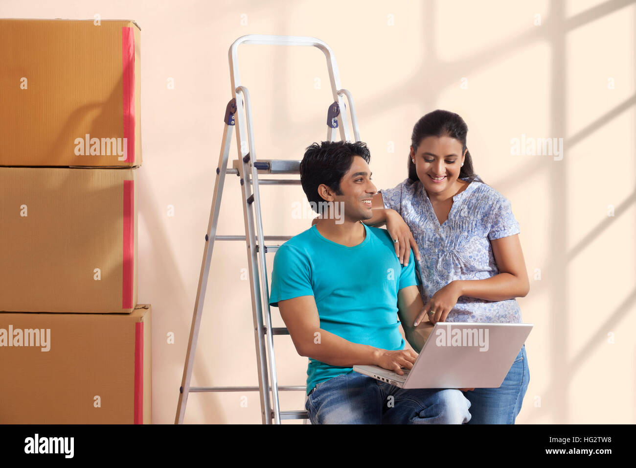 Portrait d'un jeune couple à l'aide d'un ordinateur portable standing Banque D'Images