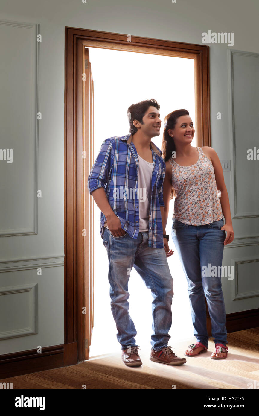 Young couple looking at new house Banque D'Images