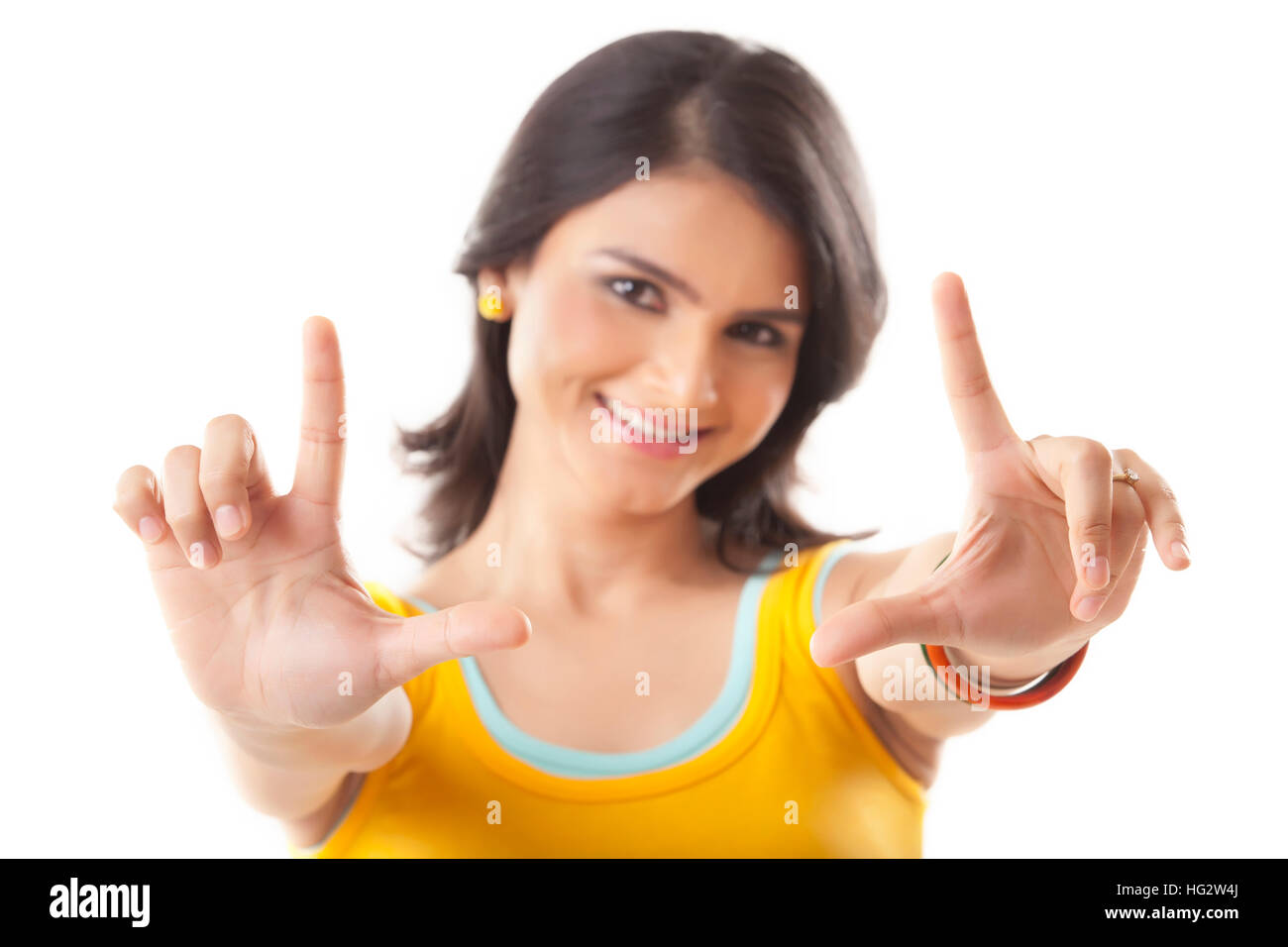 Portrait of a young woman making frame avec ses mains Banque D'Images