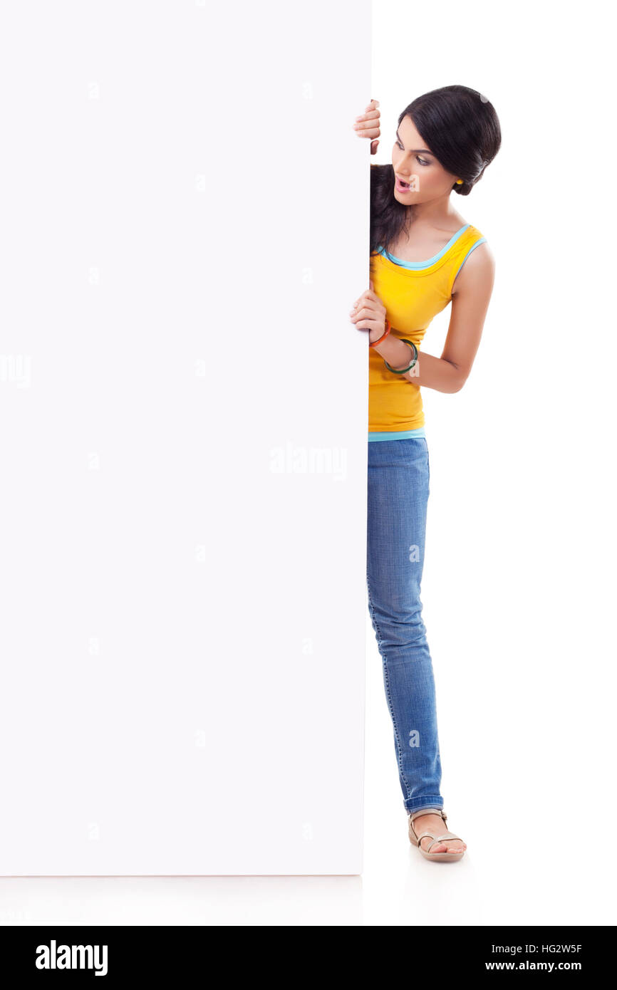 Surprised woman pointing at Big White placard Banque D'Images