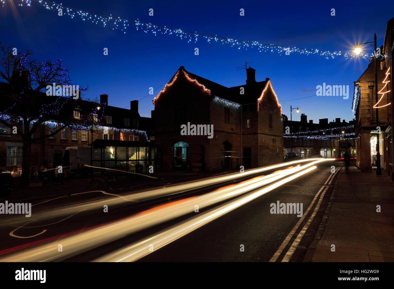 Les lumières de Noël dans la nuit, Place du marché, de Castel Guelfo di Bologna ville, comté du Northamptonshire, Angleterre, Royaume-Uni Banque D'Images