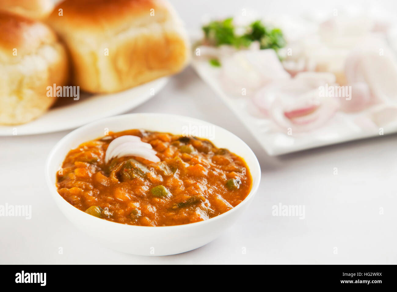 Pav bhaji avec du pain, l'oignon et le beurre , la nourriture indienne Banque D'Images
