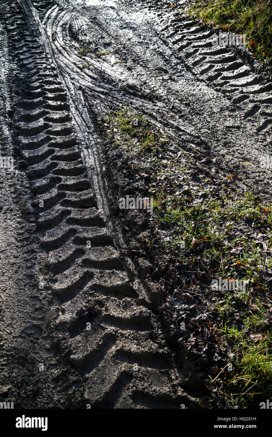 Les voies du tracteur dans Lane, voie, ferme, tire, bande de roulement, charrue, labourées, des terres, de l'agriculture, de l'agriculture, rugueux, trace, vue, brown, le travail du sol, Banque D'Images