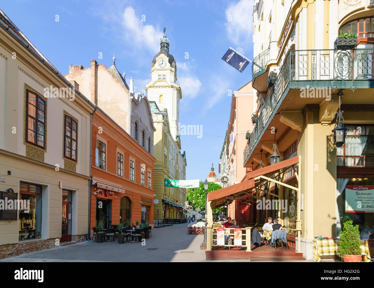 Pecs (Fünfkirchen) : zone piétonne Kiraly utca, hôtel de ville, , Baranya,  Hongrie Photo Stock - Alamy