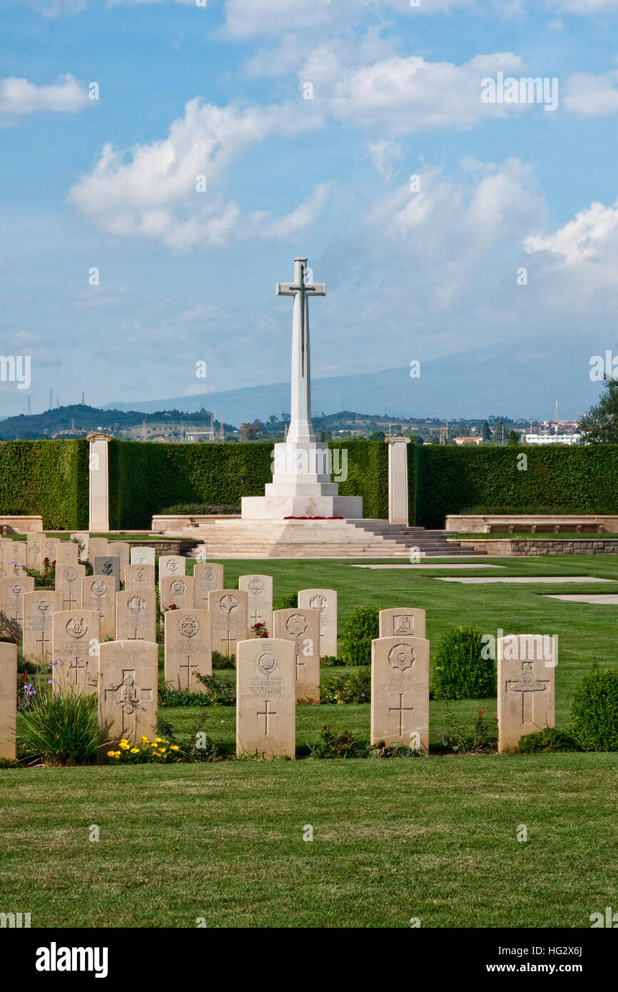 Commonwealth War Graves Commission Cemetery, Catane, Sicile, avec l'Etna à l'horizon Banque D'Images