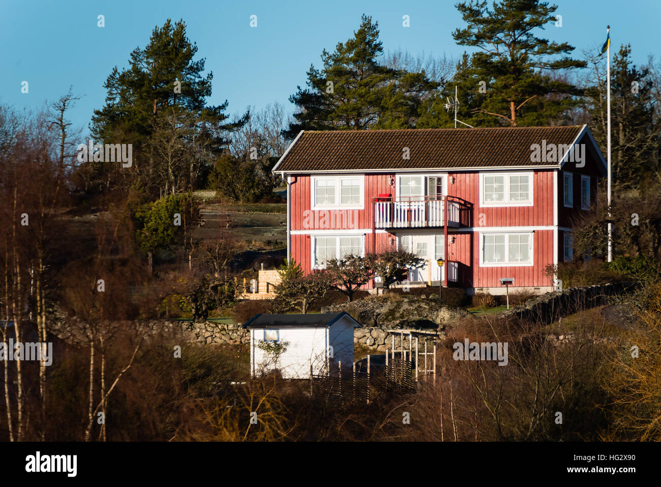 Ronneby, Suède - 2 janvier 2017 : documentaire de style rural suédois. Home en bois rouge sur une colline entouré de forêts. Banque D'Images