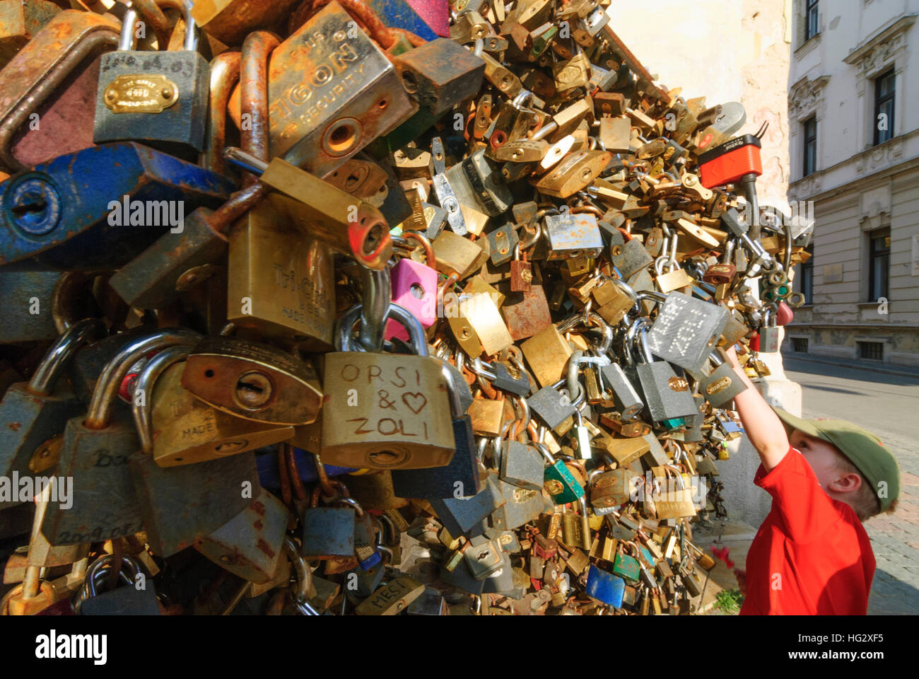 Pecs (Fünfkirchen) : clôture en treillis avec des châteaux, sont pendus par des couples d'étudiants pour une fidélité éternelle, Baranya, , Hongrie Banque D'Images