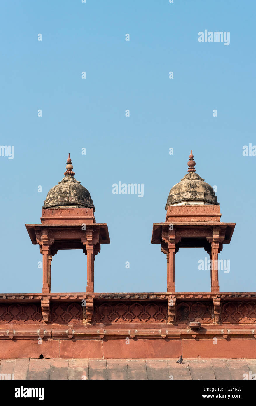 Rangée de pavillons plus Chhatri Jama Masjid (mosquée du vendredi), à Fatehpur Sikri, Inde Banque D'Images