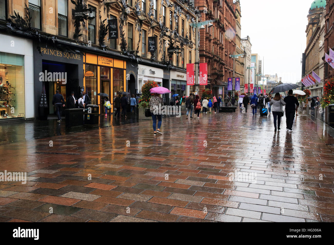 Une journée d'été, des pluies sur Buchanan Street, à Glasgow, Écosse, Royaume-Uni Banque D'Images