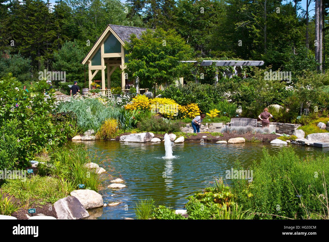 Jardins botaniques de la côte du Maine, à Boothbay, Maine, un jardin avec plantes et fleurs de la Nouvelle Angleterre et la sculpture Banque D'Images